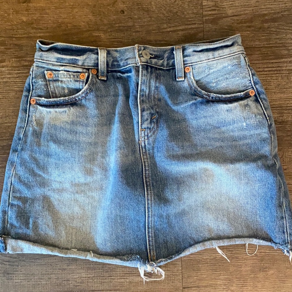 Levis medium wash denim skirt!